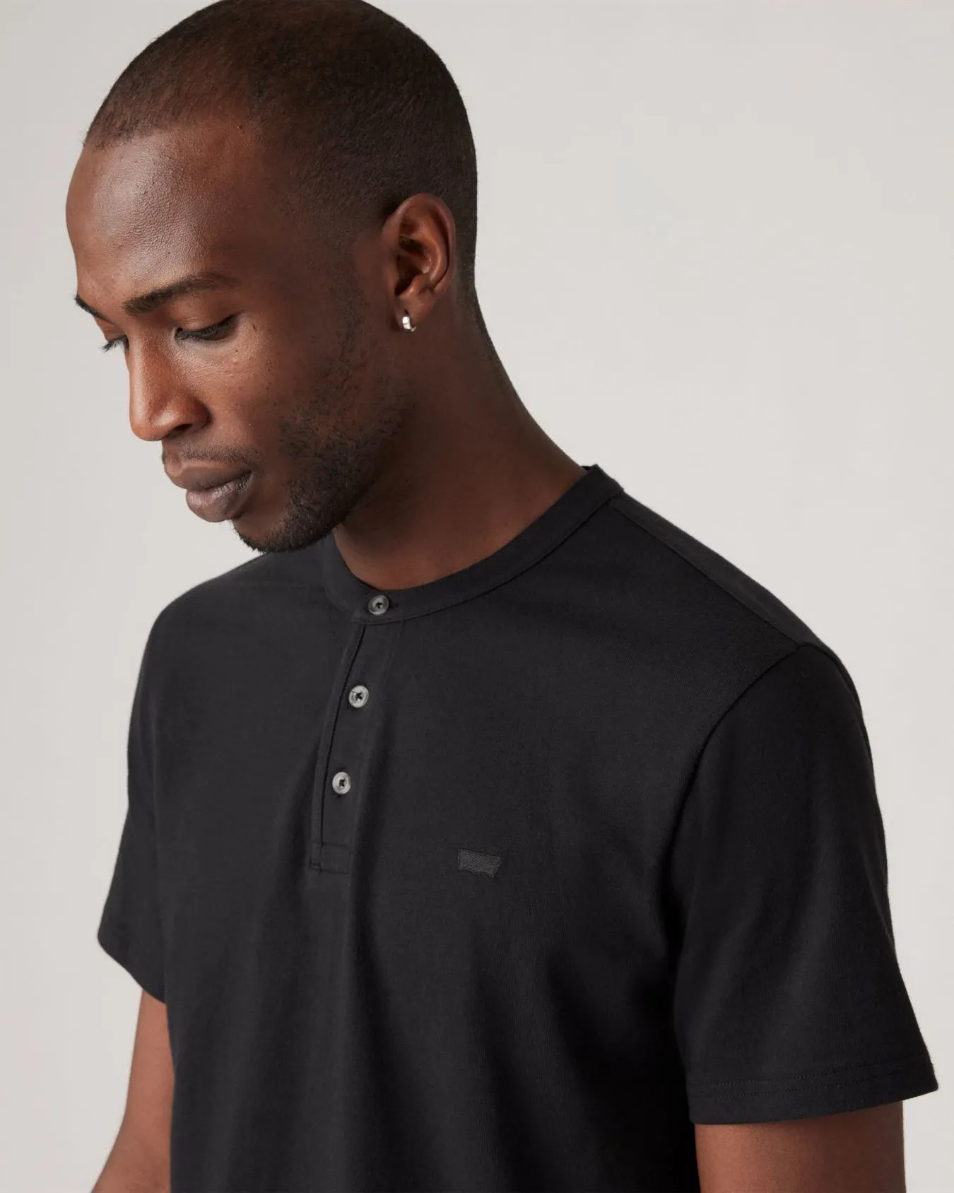 Levi's® S/S Housemark Henley - Mineral Black